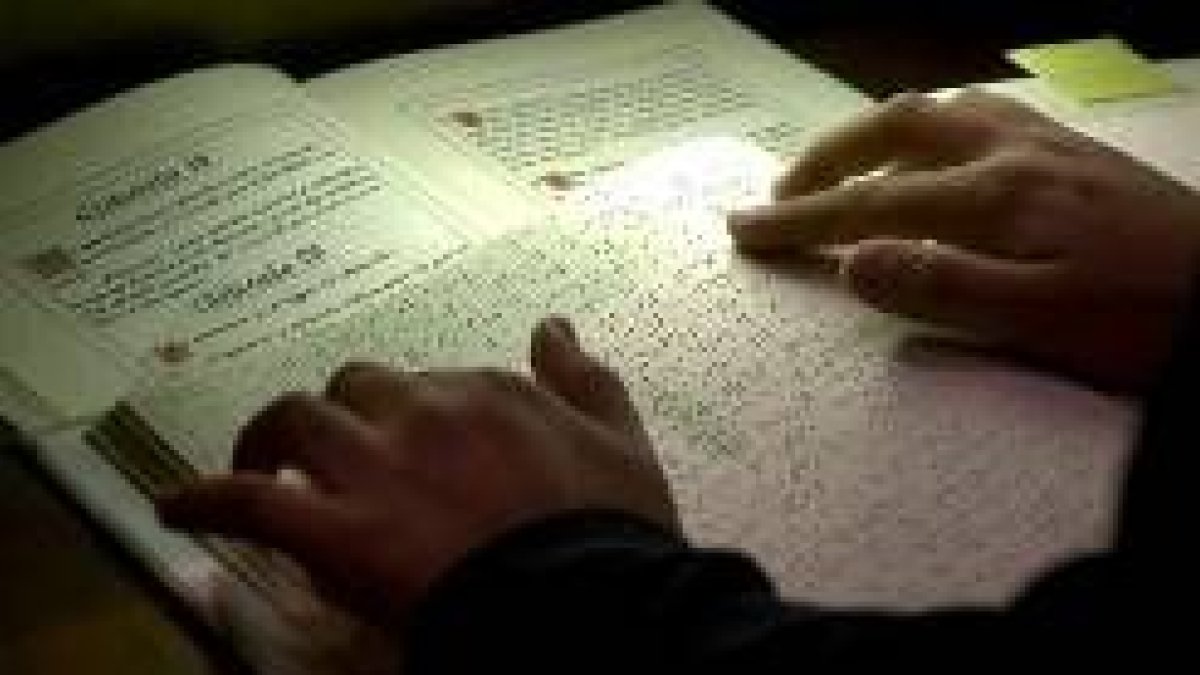 Un joven invidente lee la Constitución a través del código Braille