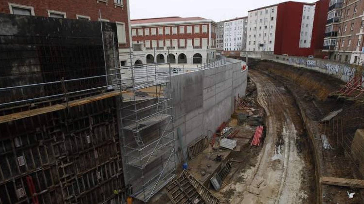 A los lados del carril central, por el que irá la doble vía de Feve, se aprecia el aspecto que tendrán las aceras para los peatones.