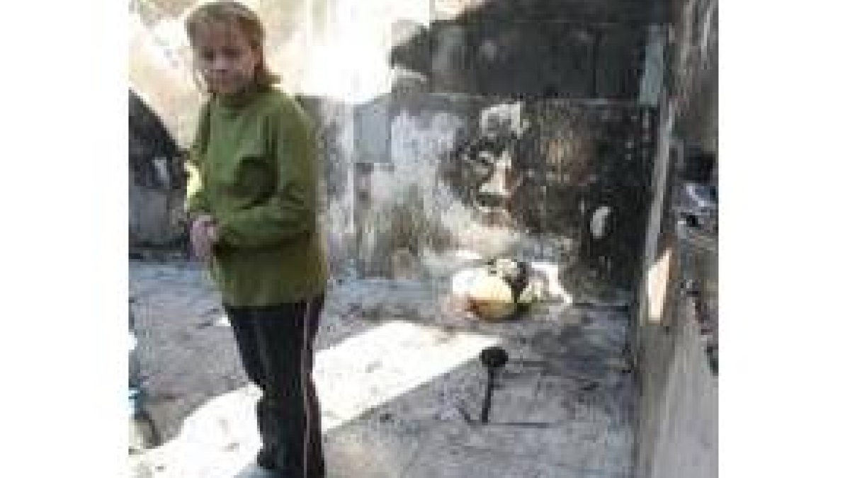 María Jesús Fernández observa cómo dejó el fuego su vivienda
