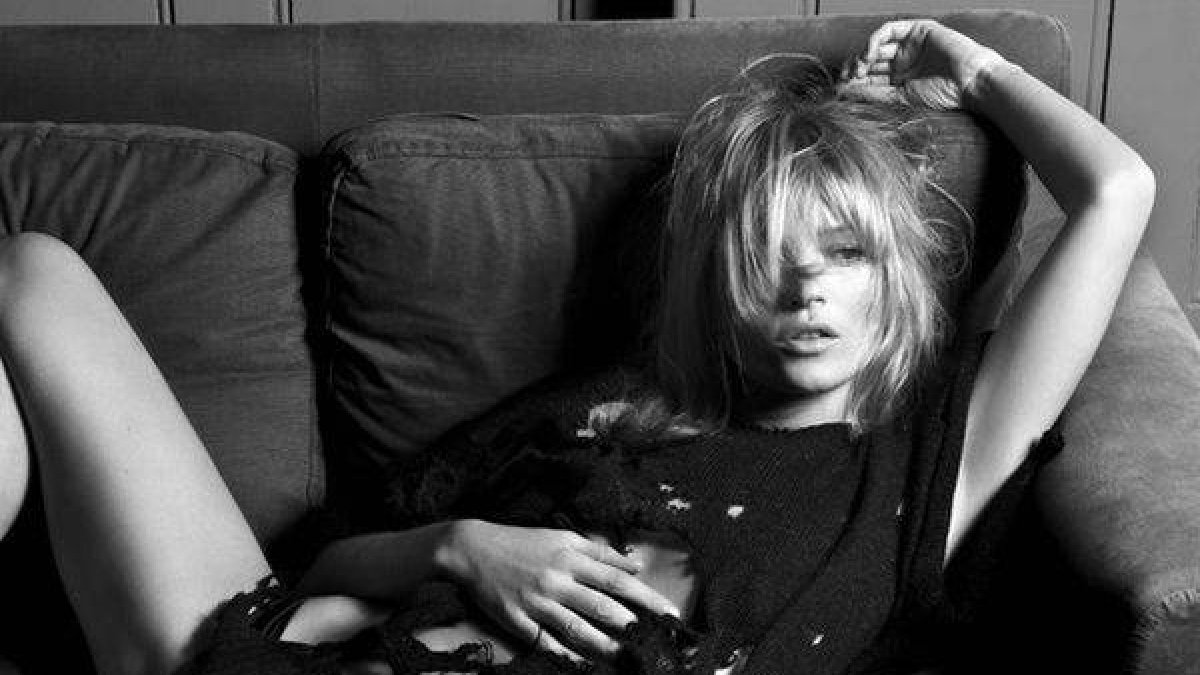 Kate Moss, en una imagen de las que compila un libro de Lunwerg que repasa la trayectoria de la supermodelo británica que alcanzó la gloria en los 90.