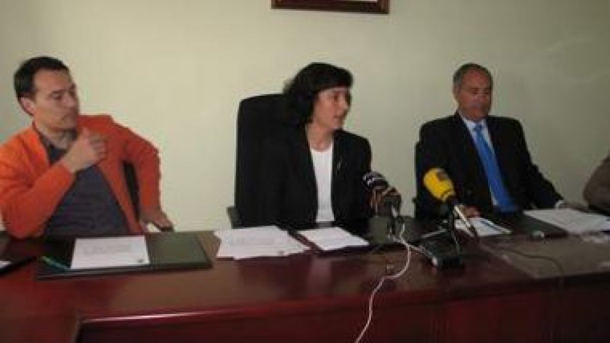 La alcaldesa, Belén Fernández, el día de su toma de posesión, a la izquierda el portavoz del Movimie