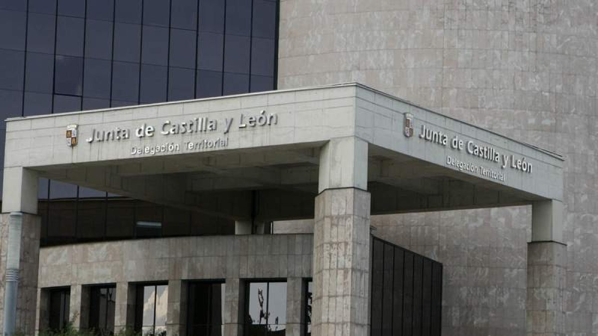Exterior de la sede de la Junta en León.
