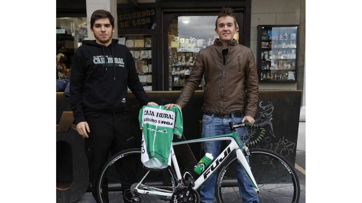 Miguel Ángel y Pablo con el maillot del Caja Rural-RGA.
