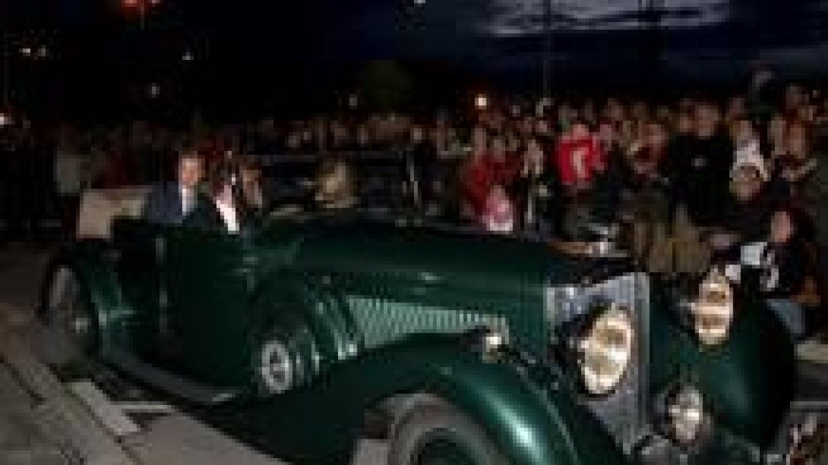 Espartaco, a su llegada en uno de los automóviles clásicos
