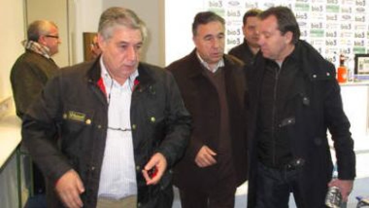 Con caras serias, el presidente y los consejeros de la Deportiva se despiden de Carlos Granero.