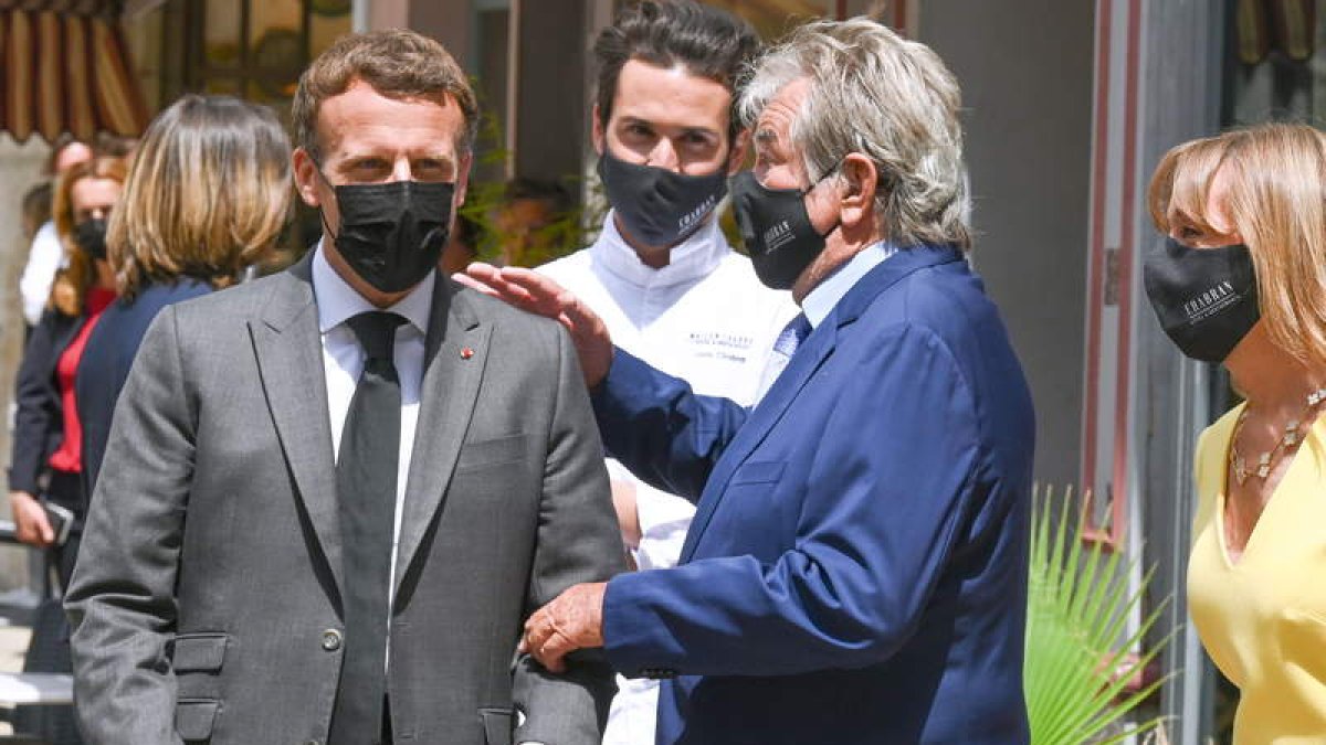 Macron ayer, después de ser abofeteado. PHILIPPE DESMAZES