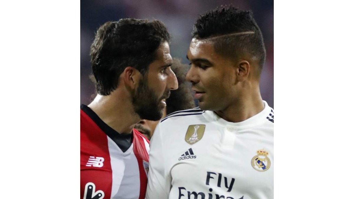 Raúl García se enfrenta a Casemiro durante un lance del encuentro entre el Athletic y el Madrid. LUIS TEJIDO