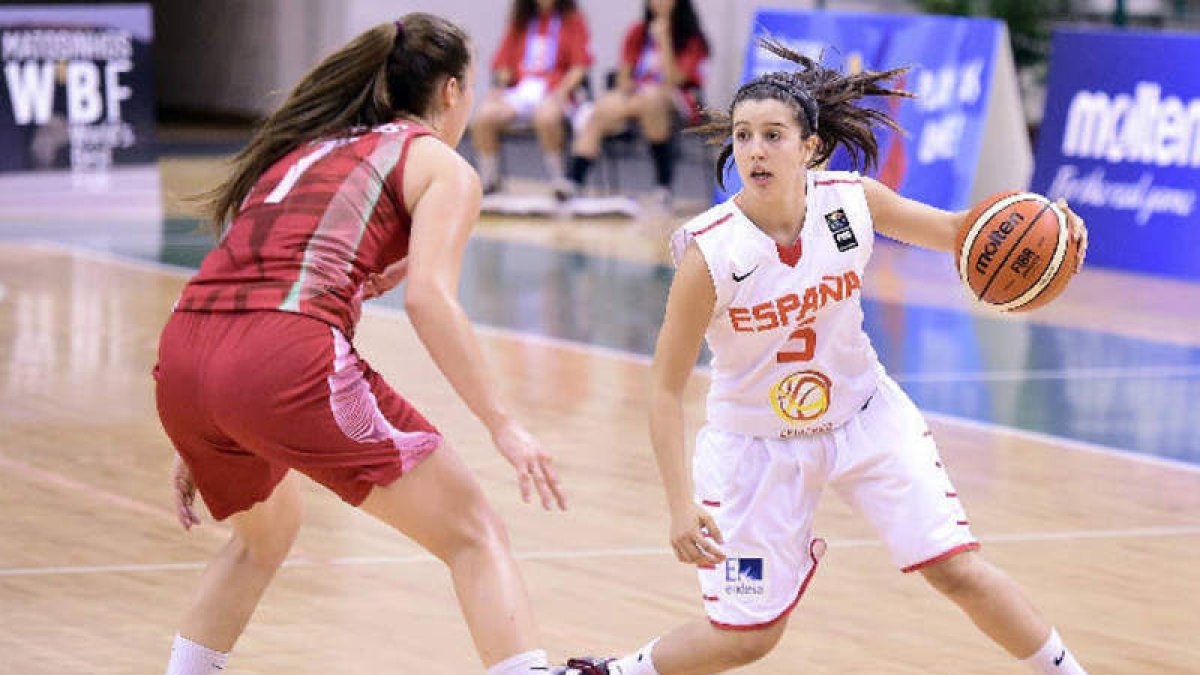 Paula López intenta superar a una rival.
