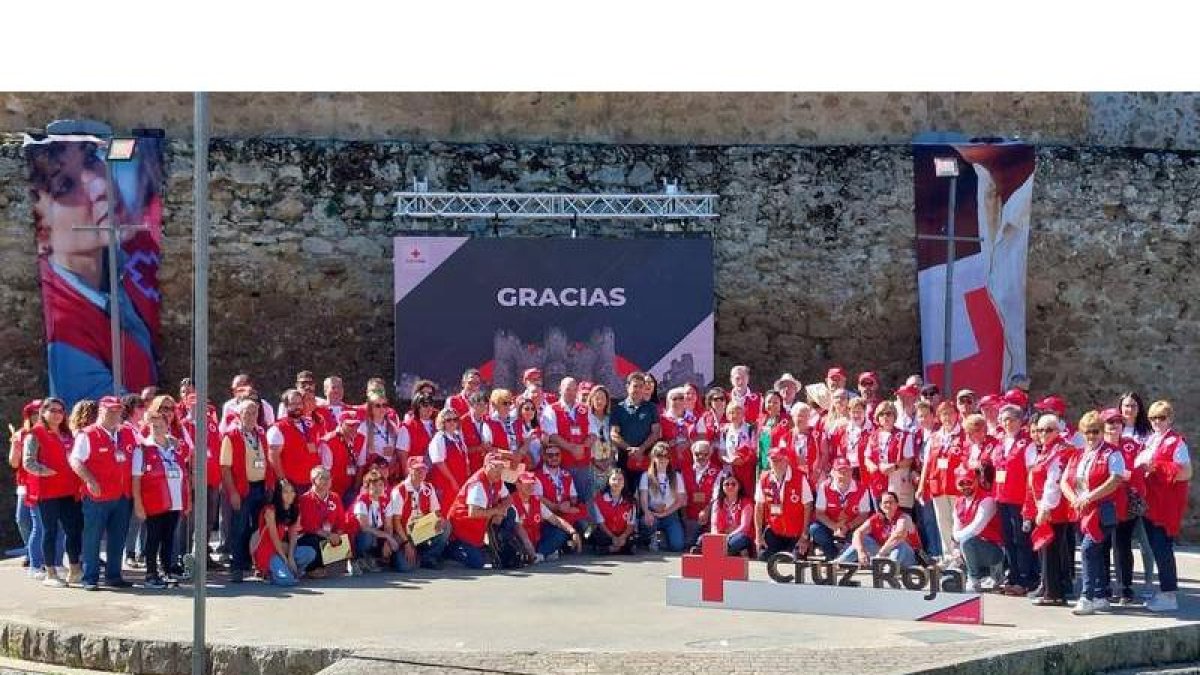 Un nutrido grupo de personas voluntarias de Cruz Roja se reunieron ayer en Valencia de Don Juan. ACACIO