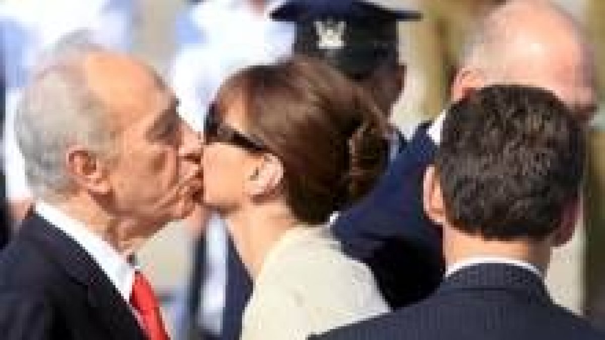 Según la televisión israelí, el disparo se produjo cuando Olmert besaba a Carla Bruni