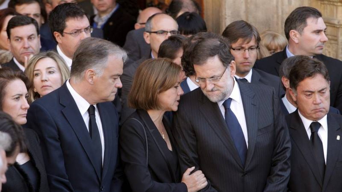Rajoy con Cospedal a la puerta de la Diputación de León
