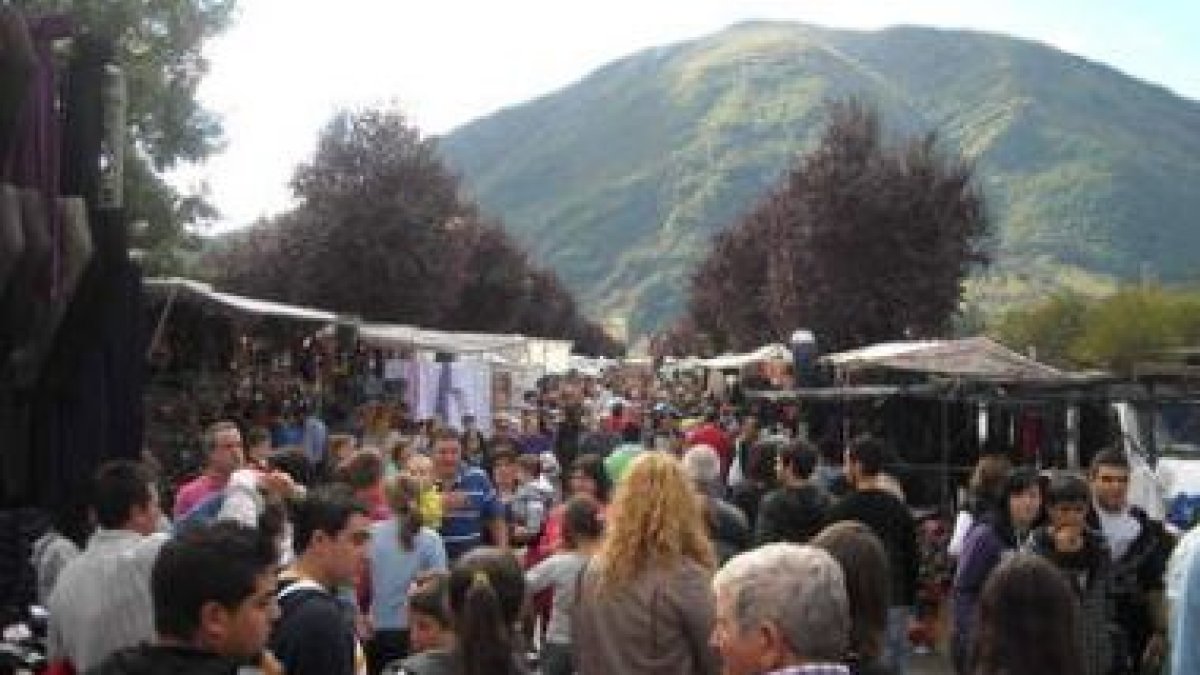 El buen tiempo animó al público a visitar los numerosos puestos de esta edición de la Feriona.