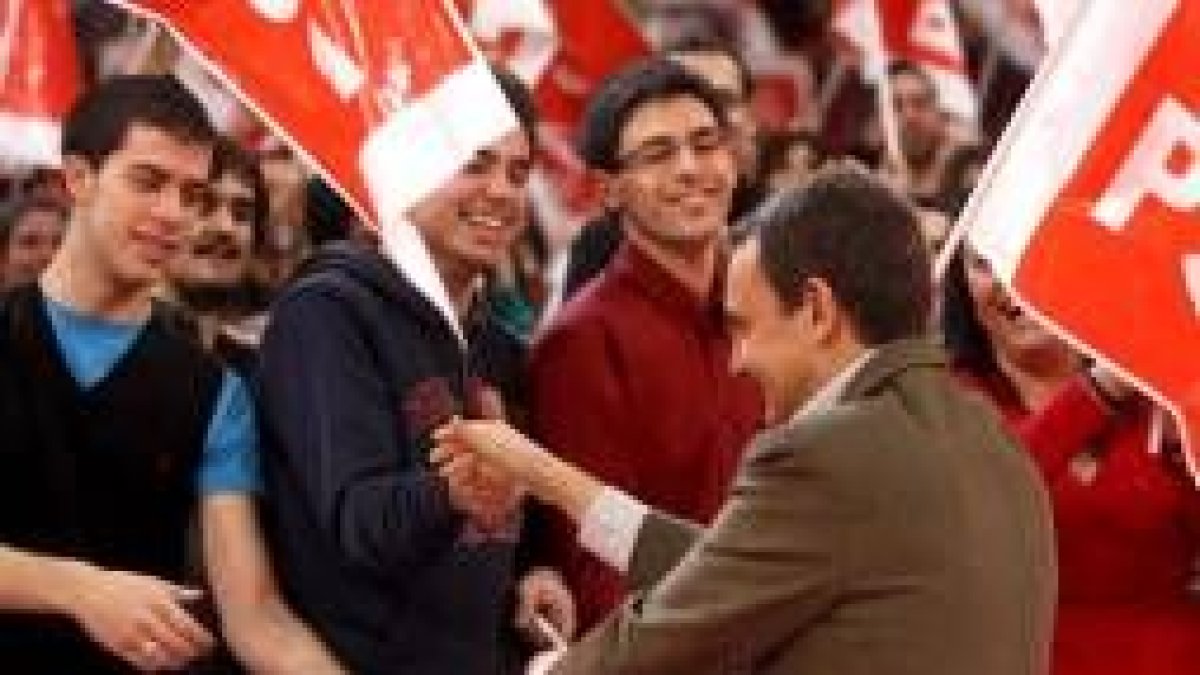 Zapatero saluda a miembros de Juventudes Socialistas de León