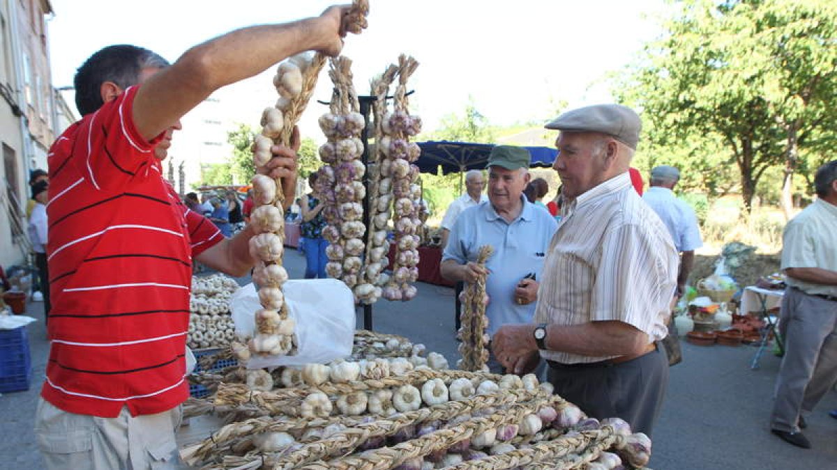 Participantes en ediciones anteriores de la Feria del Ajo de San Miguel de la Dueñas. L. DE LA MATA