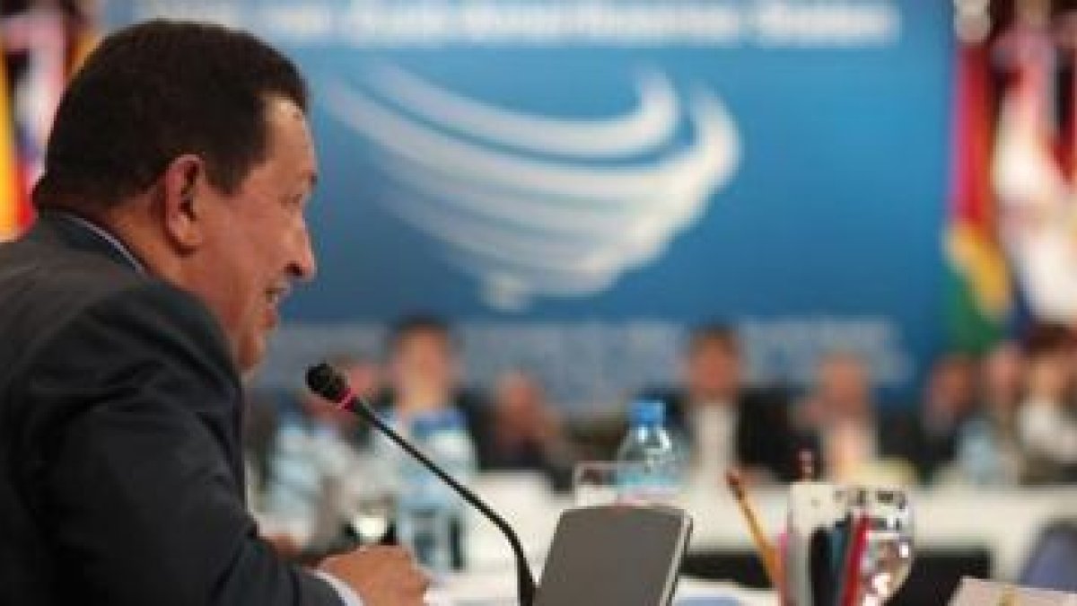 Hugo Chávez, durante su exposición en la sesión plenaria de la cumbre de mandatarios del Unasur.