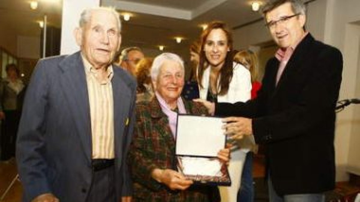 Sesenta parejas se dieron cita en el salón de los reyes en el Ayuantamiento de León