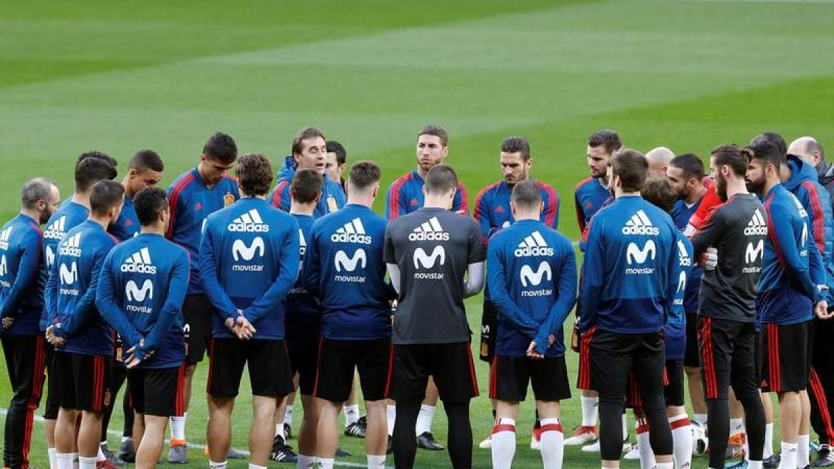 Los internacionales escuchan la charla de Lopetegui durante el último entrenamiento.
