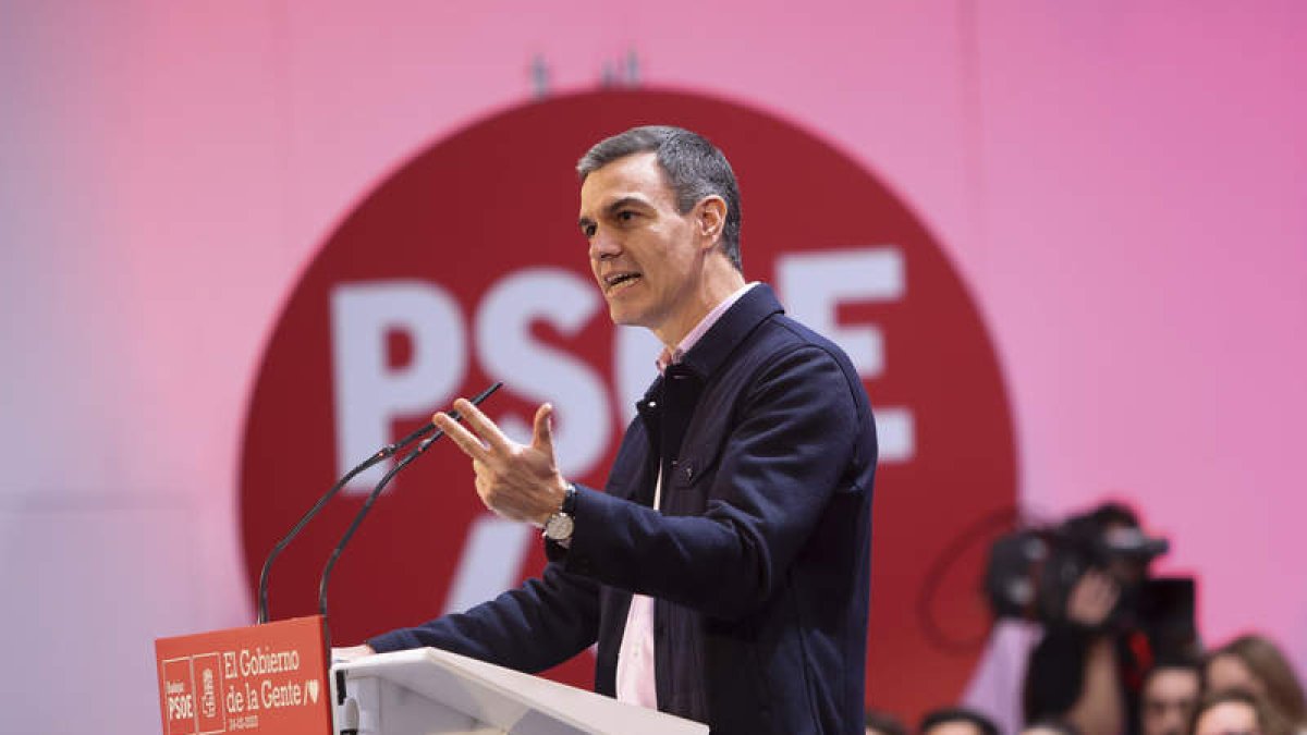 Pedro Sánchez en la presentación del candidato a la Alcaldía de Cáceres. JERO MORALES