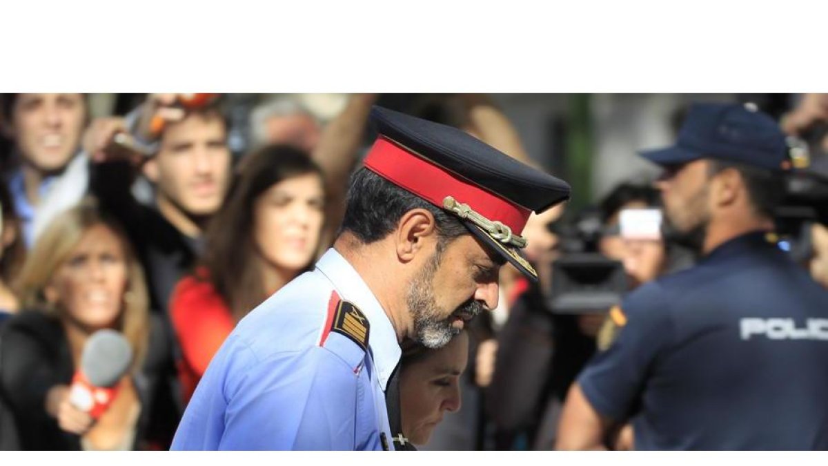 El jefe de los Mossos d'Esquadra, Josep Lluis Trapero, a su salida de la Audiencia Nacional tras declarar ante la juez Carmen Lamela, como investigado por sedición en relación a la actuación de la policía catalana ante el acoso que sufrió la Guardia Civil