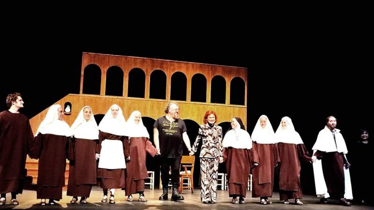 Fran de Gonari, vestuarista en ‘Descalzas’, en el centro de la imagen, durante el saludo al público después de la función. DL
