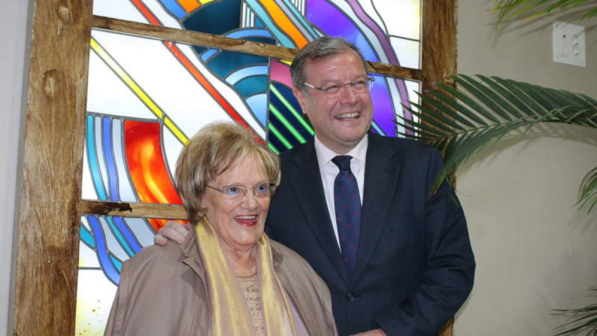 Mercedes García y Antonio Silván, ayer en el centro Alzhéimer.