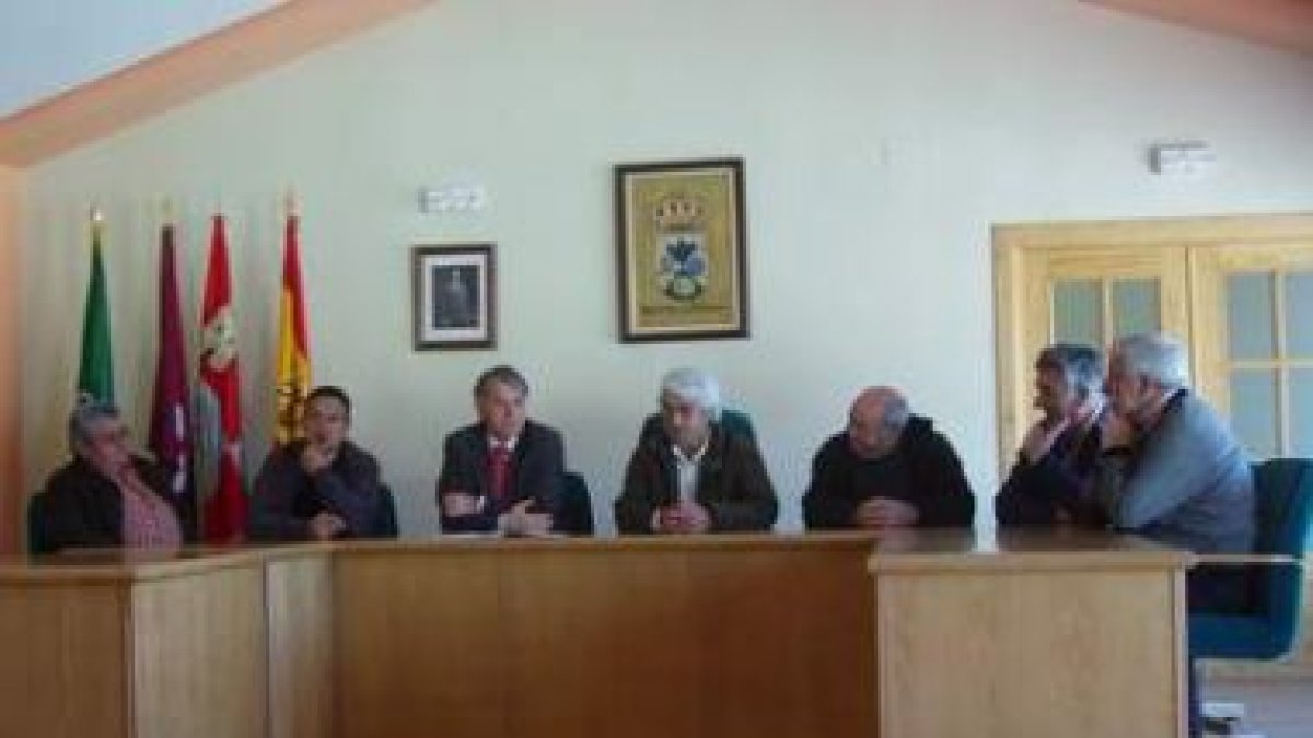 Francisco Álvarez con las autoridades locales.