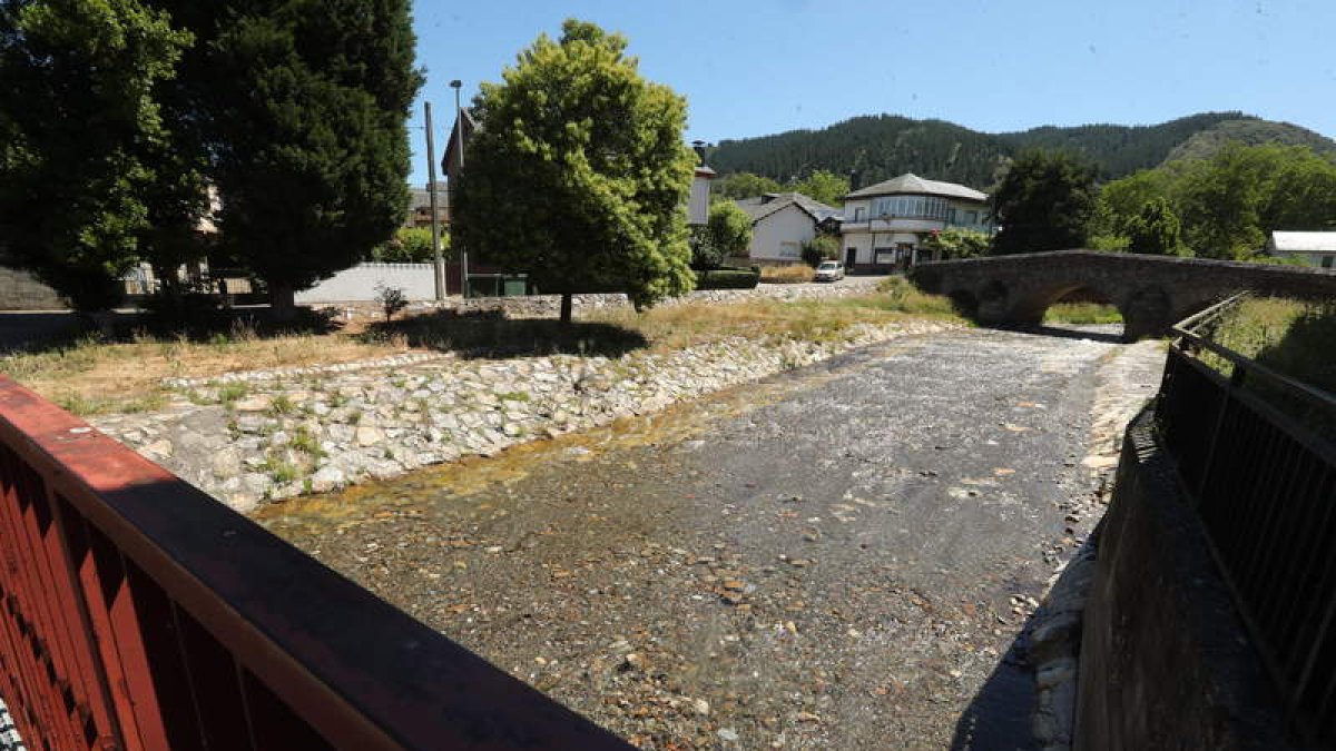 Cauce del río Oza a su paso por Toral de Merayo. ANA F. BARREDO