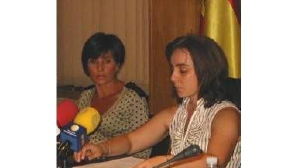 Fabiola García (derecha) y Carmen Fernández durante la presentación