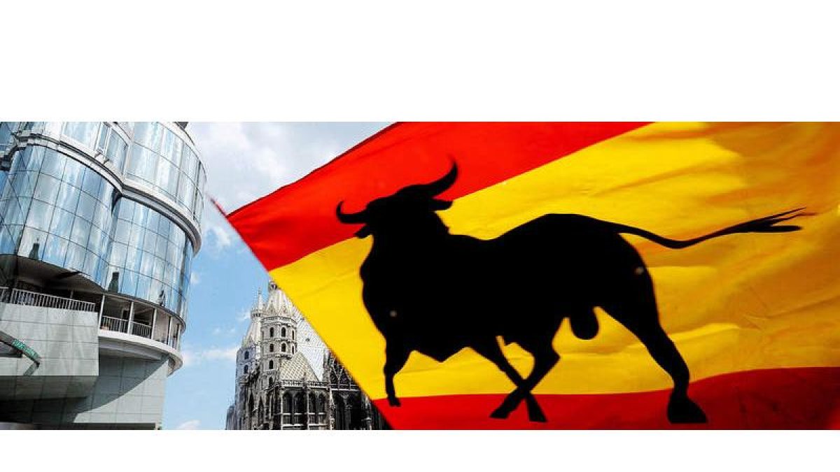 Una bandera española es ondeada por un aficionado al fútbol en el centro de la ciudad de Viena horas antes de un partido de Eurocopa.