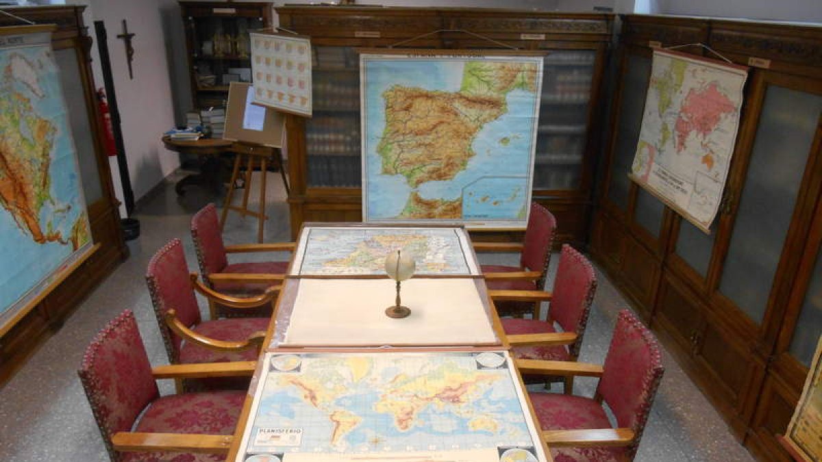 Detalle de algunos de los mapas de la colección del Instituto Padre Isla que ahora se pueden ver en una exposición. A la derecha, Pedro Víctor Fernández. P. V. FERNÁNDEZ