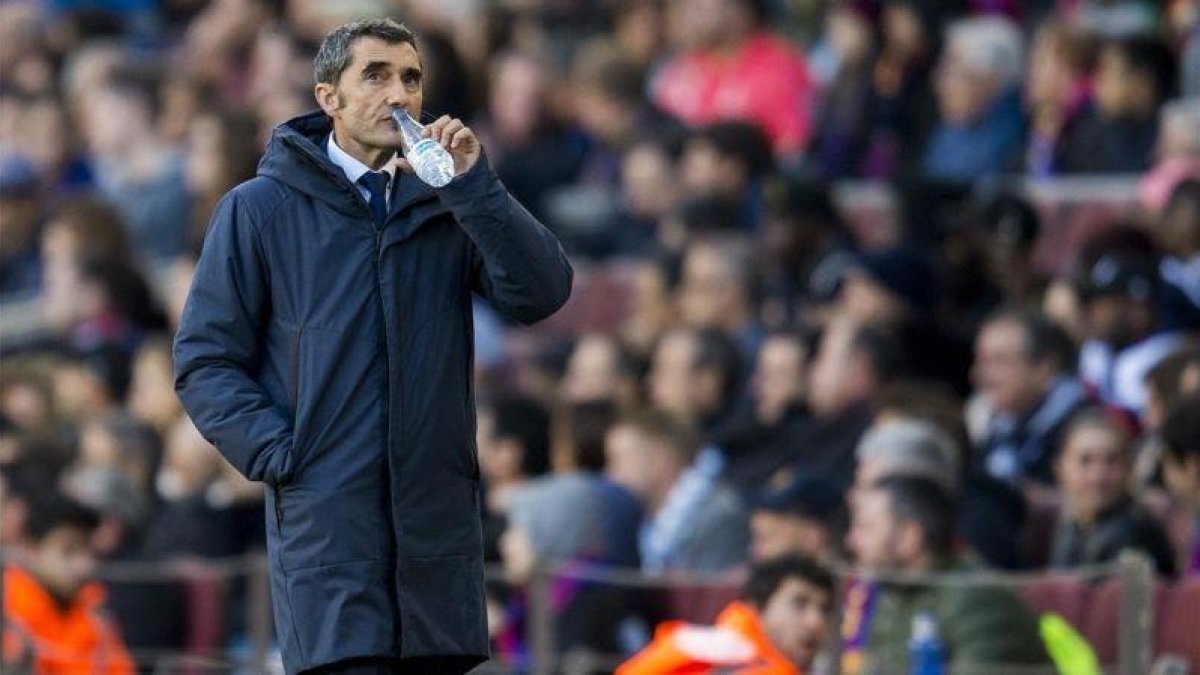 Valverde bebe un sorbo de agua mientras el árbitro consulta el VAR en el penalti de Suárez.