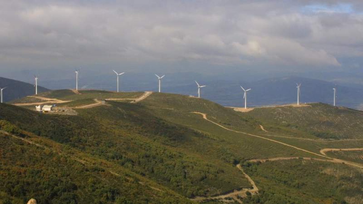 Uno de los parques eólicos que ahora mismo está en funcionamiento en una de las montañas que rodean al Bierzo. ANA F. BARREDO