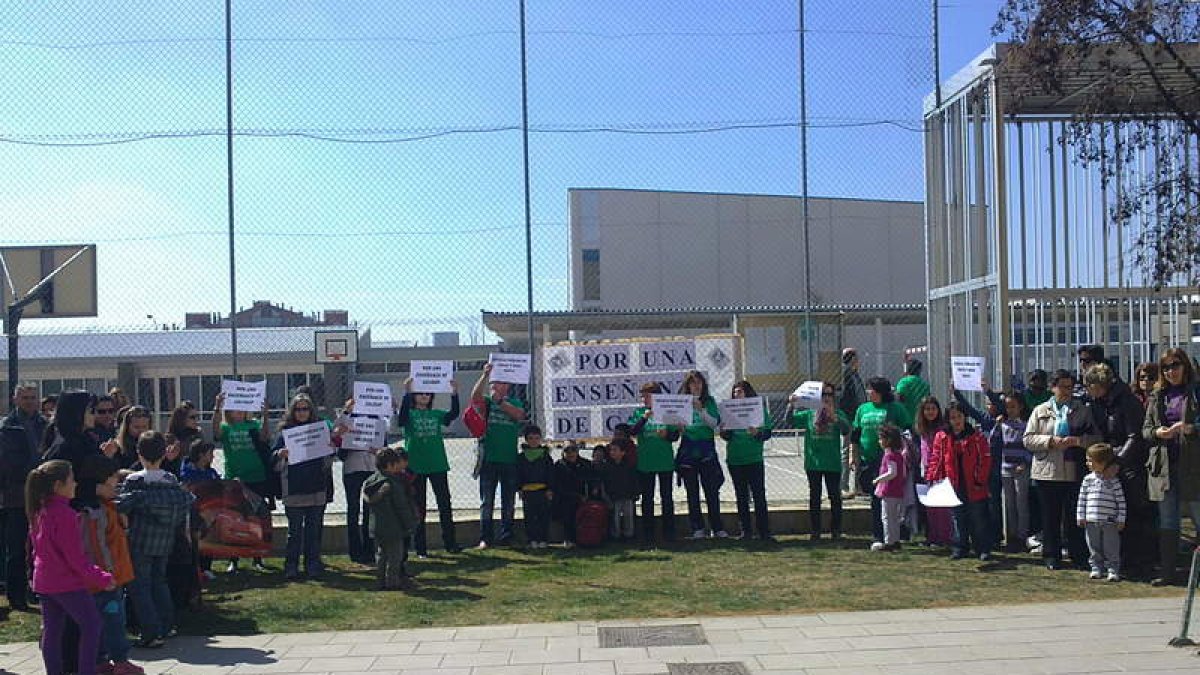 Imagen de la concentración que tuvo lugar ayer en el colegio Camino del Norte.