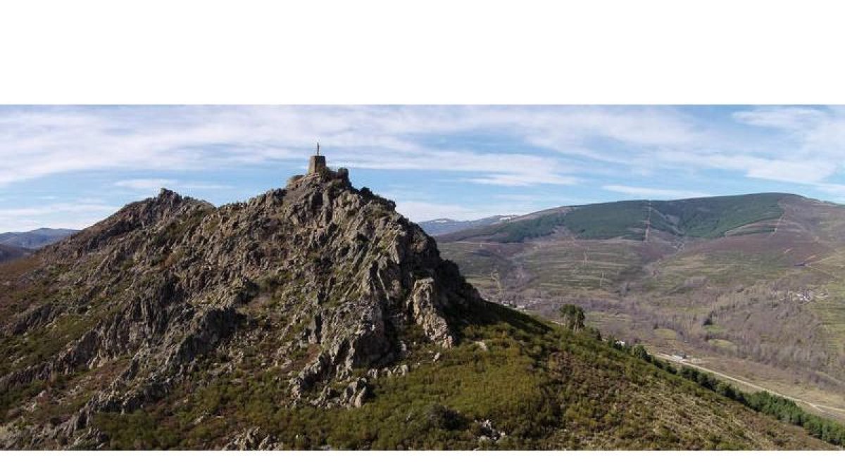 Una imagen panorámica del macizo volcánico de Truchas, sobre el que se asienta el castillo de Valdavido. J.F.L.
