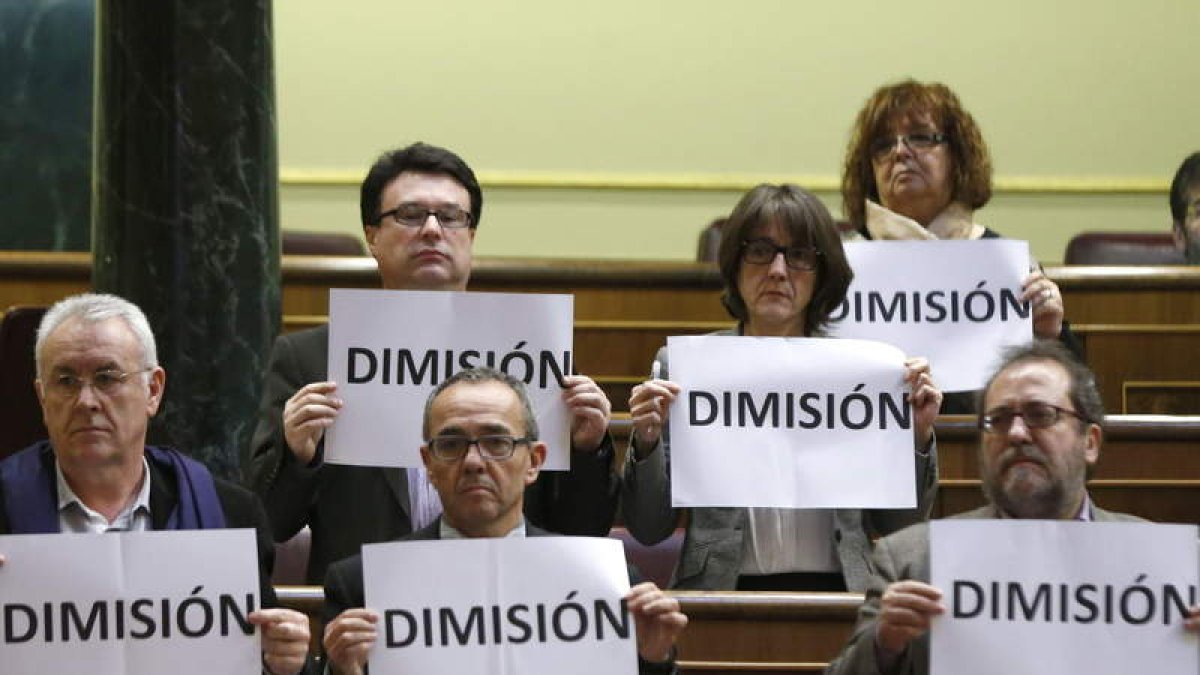 Los diputados de la Izquierda Plural pidieron la dimisión del ministro del Interior.