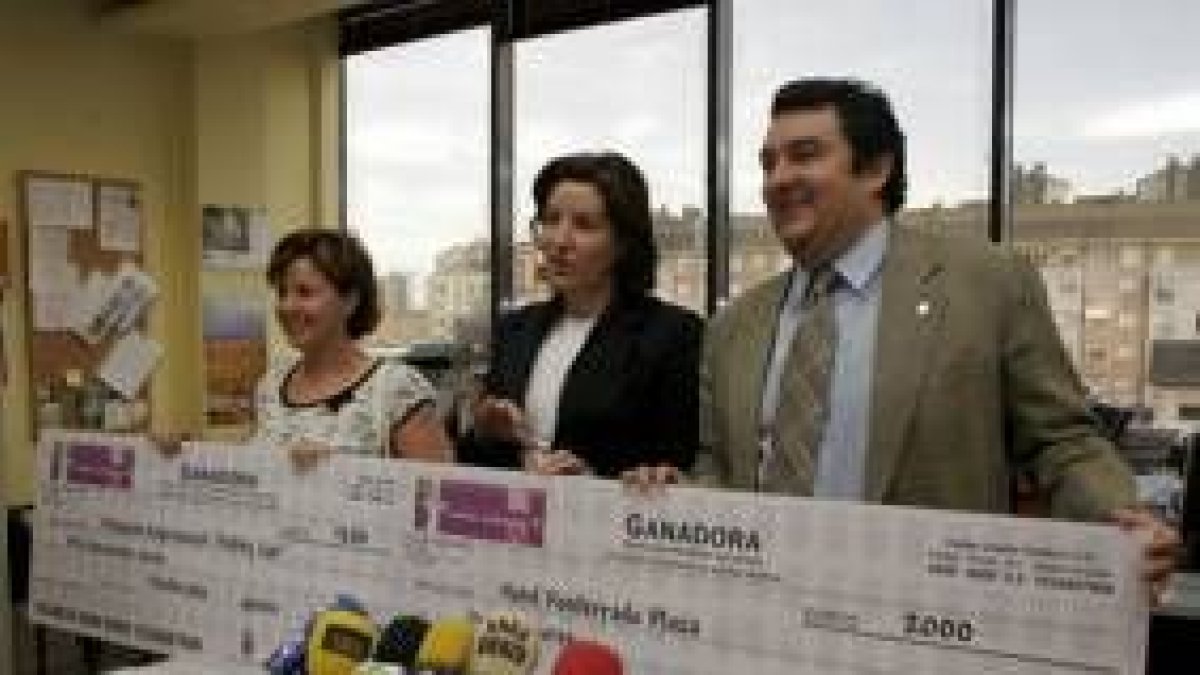Las dos ejecutivas premiadas, ayer junto al presidente del Consejo del Bierzo, José Luis Ramón