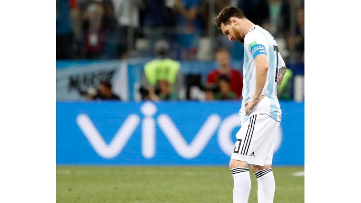 Messi, cabizbajo, tras una dolorosa derrota frente a Croacia. ROBICHON