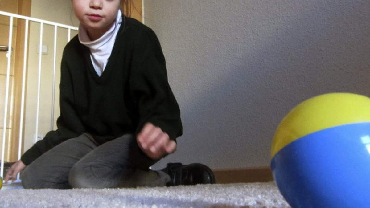 Sofía, de 9 años, sufre una enfermedad rara sin diagnóstico que le provoca encefalopaía y microcefalia.