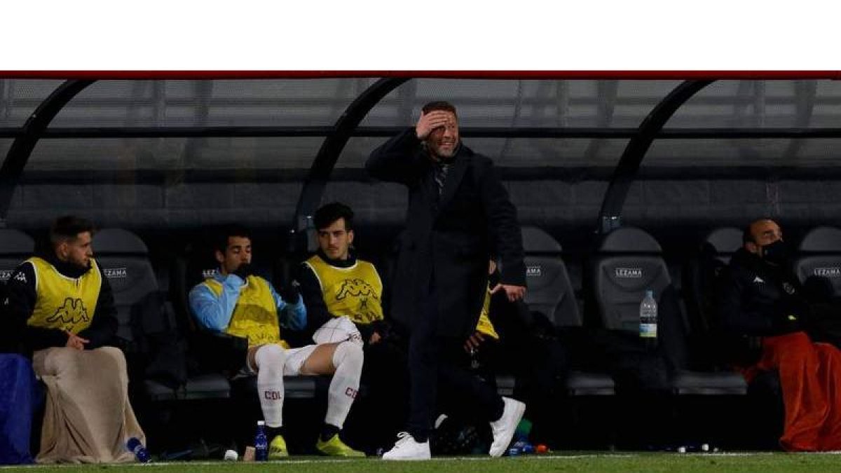 Curro Torres espera poder disponer de todos sus jugadores a partir del miércoles si no aparecen nuevos casos de covid en la plantilla culturalista. BORJA GUERRERO