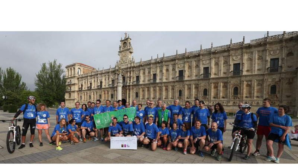 Imagen de familia de los corredores que participan en la iniciativa solidaria ‘A Santiago contra el cáncer’, ayer en San Marcos
