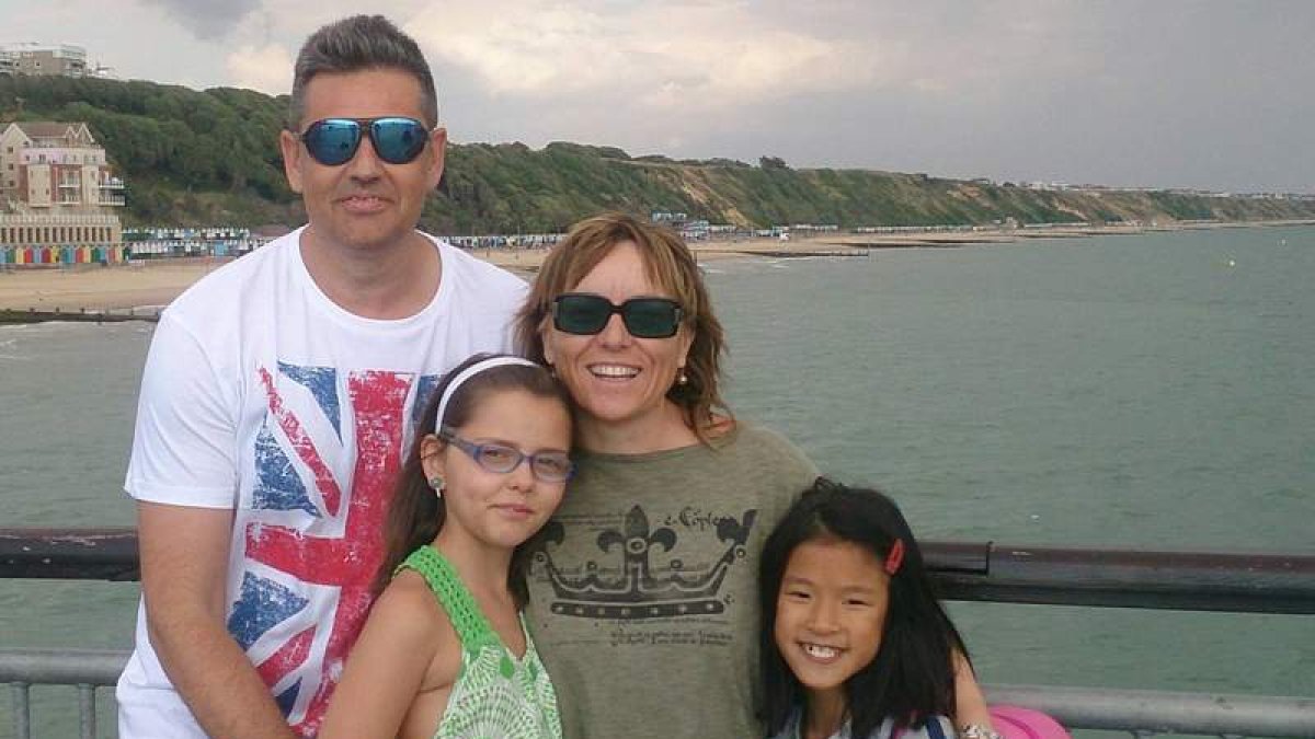 Óscar y Carmen con sus hijas Sara y Nora Jun