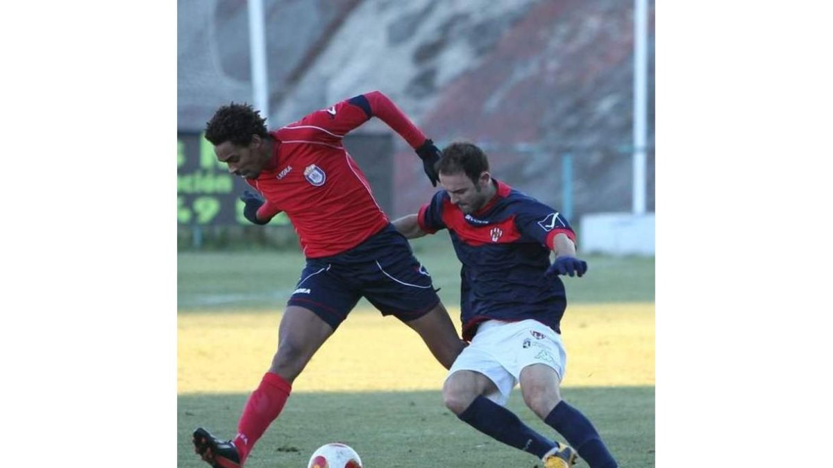 Joshua, a la derecha, es baja ante el Salmantino por sanción.