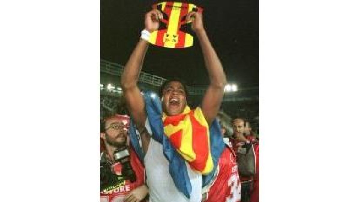 Kluivert celebra el título de Liga que el Barça ganó en 1999 en Vitoria