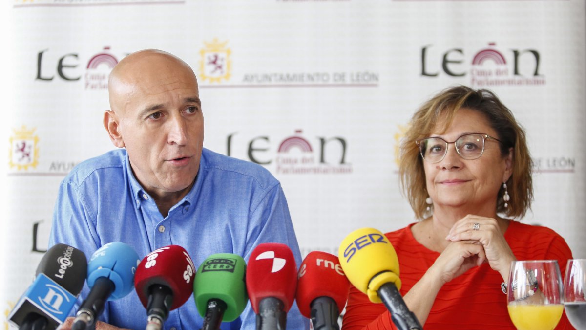 El alcalde de León, José Antonio Diez, acompañado de la portavoz, Evelia Fernández, ofrece un desayuno informativo para los medios de comunicación
