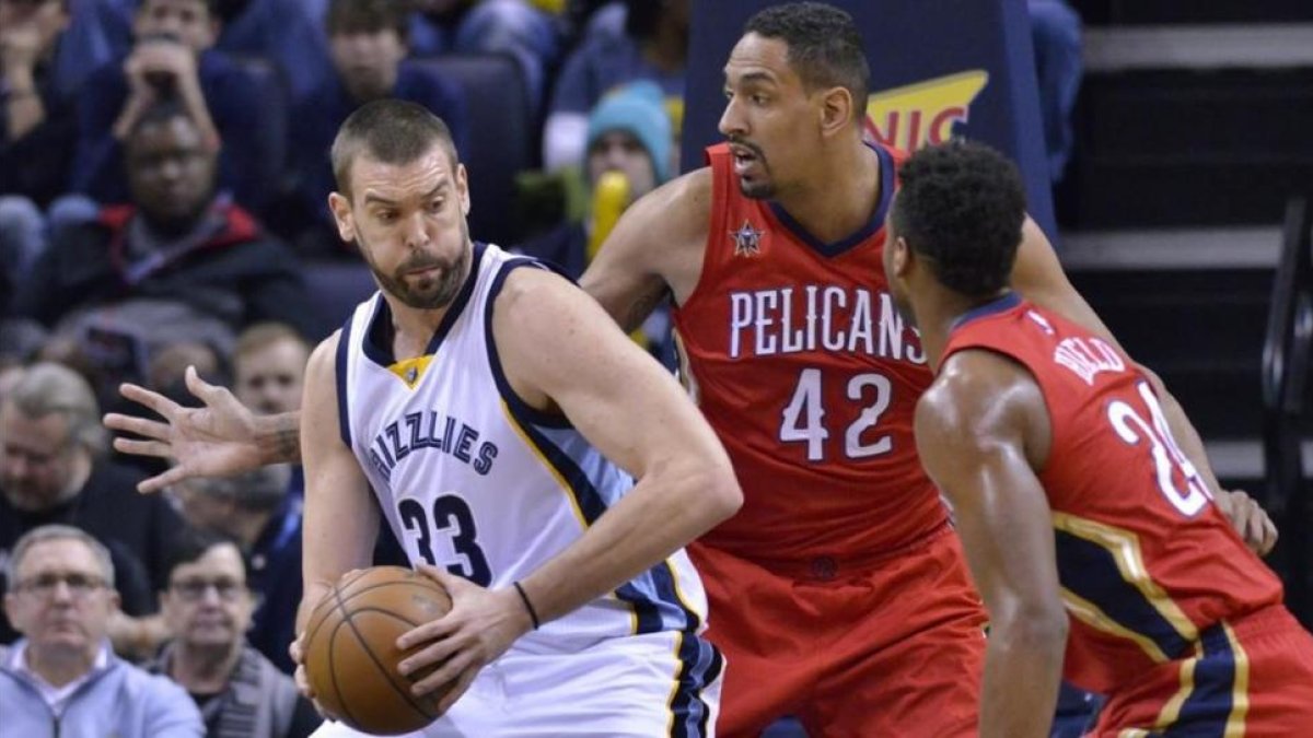 Marc Gasol piensa una jugada ante la oposición de Ajinca y Hield en el Memphis-Pelicans.