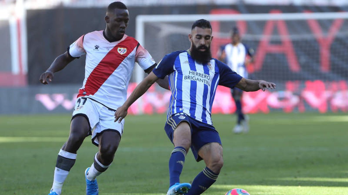 Carlos Bravo con la elástica de la Ponferradina, su club de procedencia. L. DE LA MATA