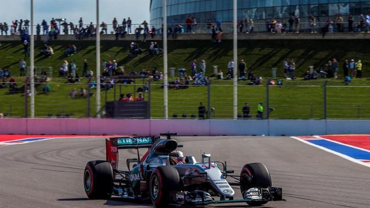 El piloto británico de Fórmula Uno, Lewis Hamilton de Mercedes AMG durante la segunda sesión de entrenamientos libres en el circuito autódromo de Sochi