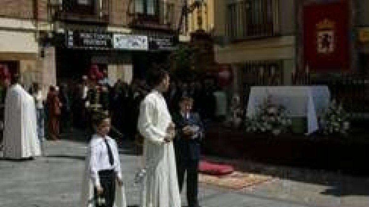 La procesión antes de rezar el responso en el altar de la plaza de San Martín