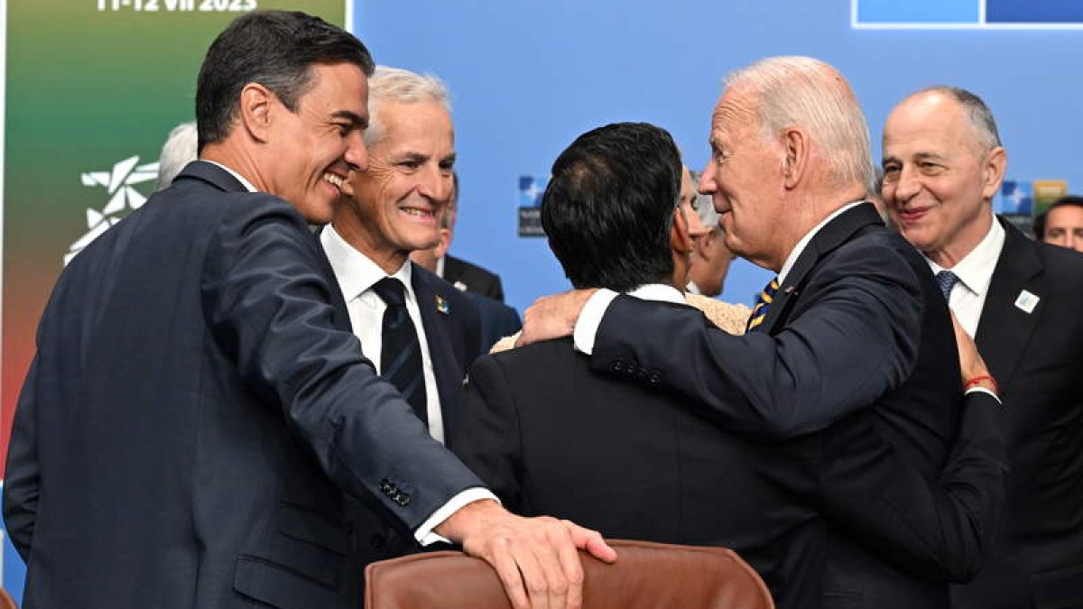 Pedro Sánchez con Gahr, Store, Rishi Sunak y Biden ayer, durante la cumbre de la Otan en Vilna. FILIP SINGER