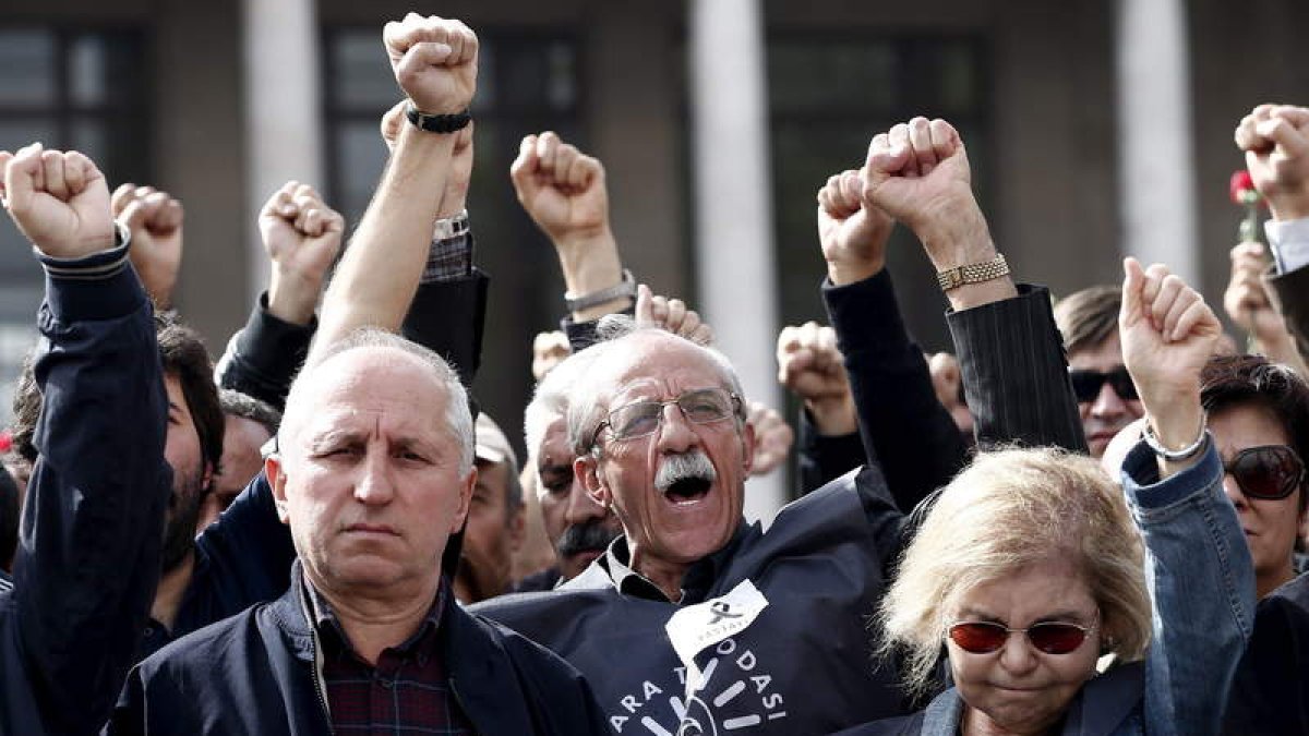 Una multitud muestra su repulsa contra el atentado.